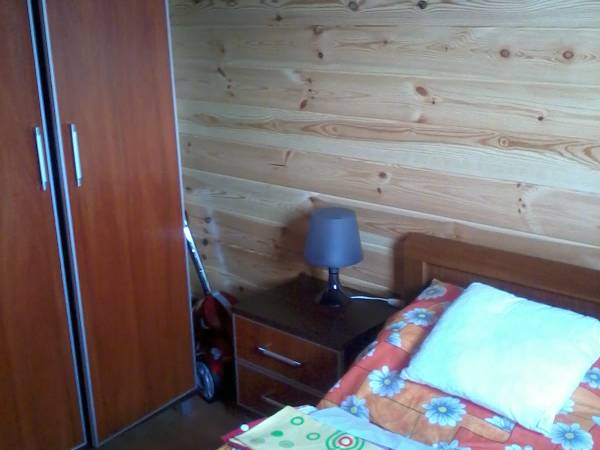 sypialnia z łóżkiem