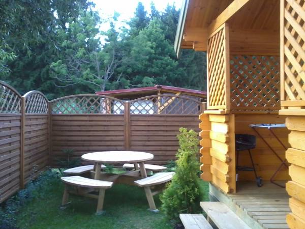 widok na taras i zakątek ze stołem