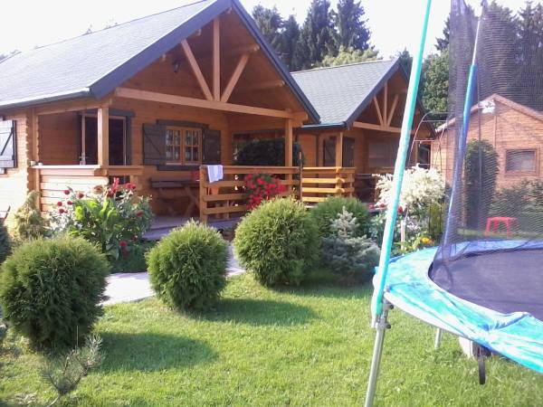 widok domku obok trampoliny