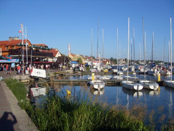 Promenada nad Jez. Mikołajkim, ok 12 min. pieszo - ok. 10 min. od hotelu