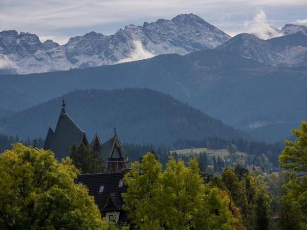 Sanktuarium obok z widokiem na Tatry Wysokie.