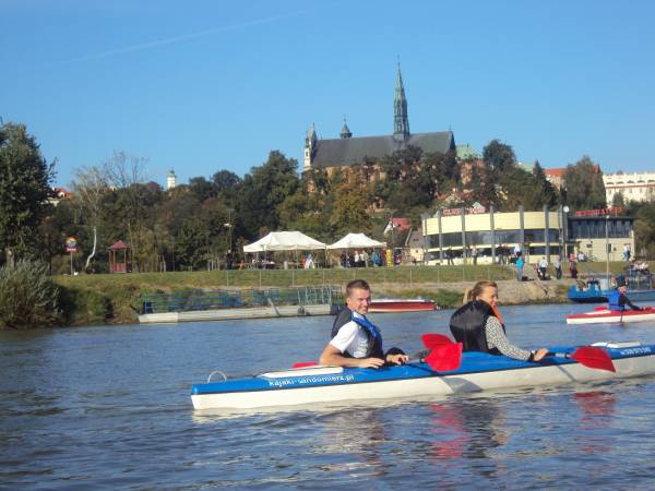 Widok na sandomierską starówkę płynąc Wisłą.