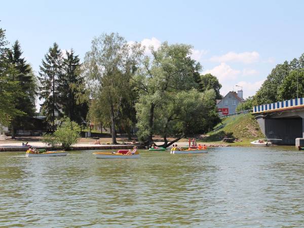 mała plaża miejska tuż przy promenadzie spacerowej
