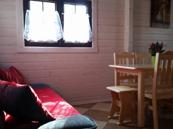 Pokój dzienny w domku czerwonym