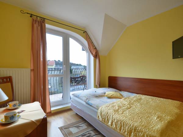 pokój 2 osobowy z łazienką przy pokoju i balkonem