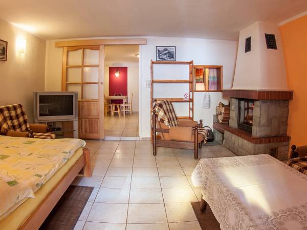 Budynek 1, Pokój z kominkiem w przyziemiu