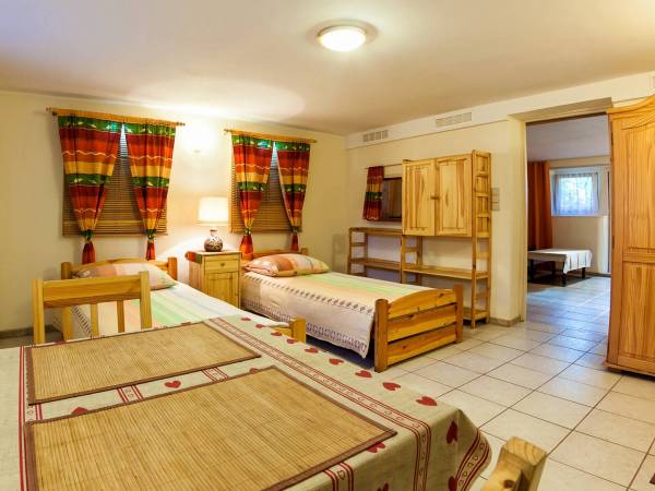 Budynek 1, Pokój z kominkiem w przyziemiu