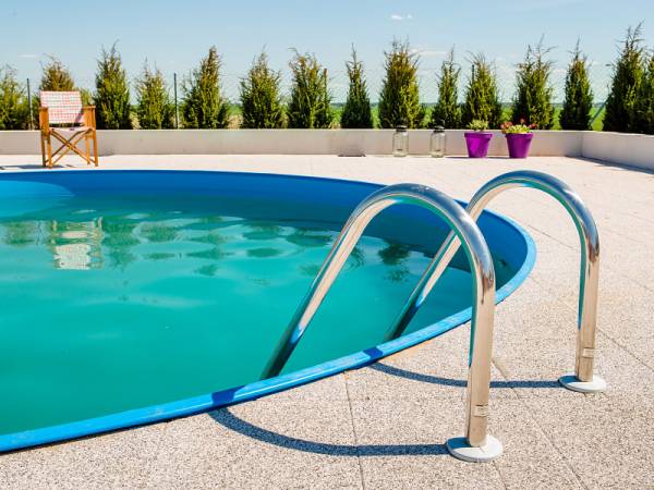 Basen z podgrzewaną wodą