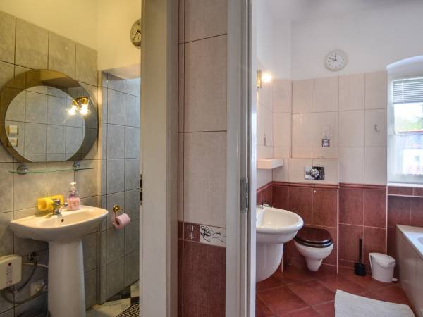 Łazienka, pokój nr 3 (z lewej) pokój nr 5 (z prawej)