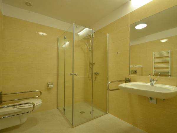 Łazienka w pokoju dla osób niepełnosprawnych