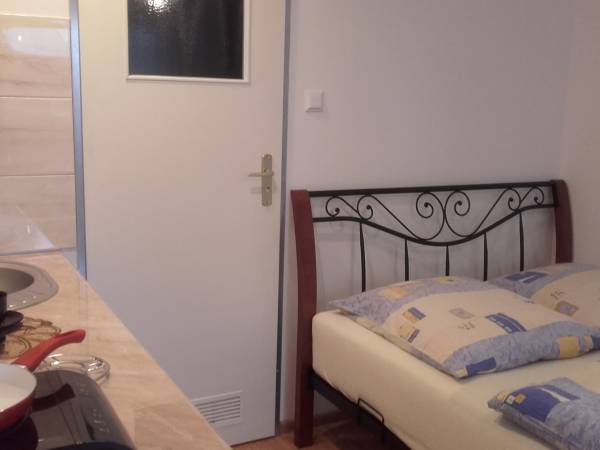 Pokój z balkonikiem ,łoże małżeńskie ,aneks kuchenny