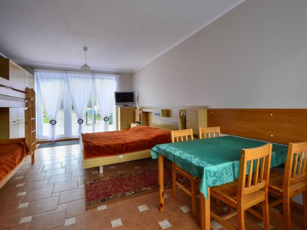 pokój 4-ro os. z łazienką ,aneksem kuchennym ,tarasem z samodzielnym wejściem