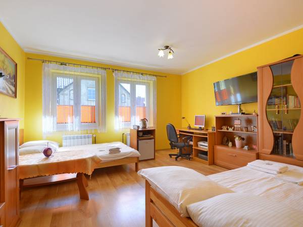 pokój 4-osobowy z łazienką - żółty