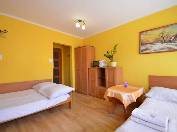 pokój 4-osobowy z łazienką - żółty