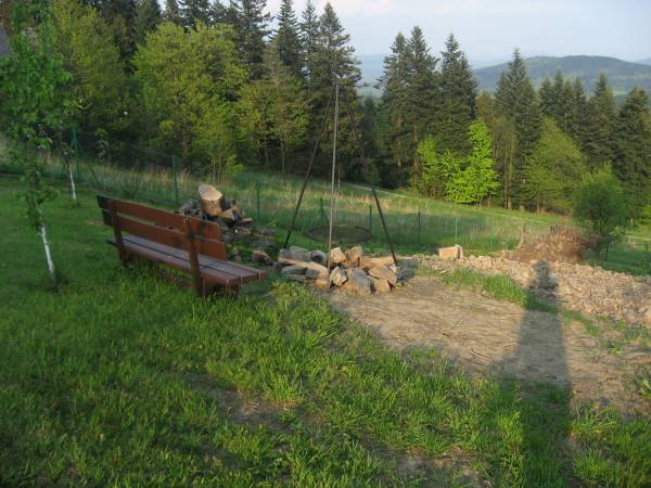 ognisko i ogród koło domku z bala