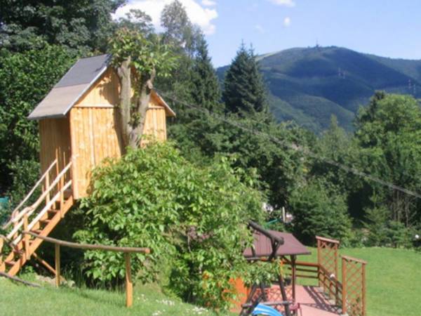 Domek na drzewie wiosną