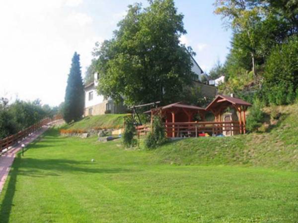 Altana z grilem w ogrodzie