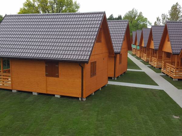 Domki 10 i 9 po lewej oraz 7,6,5,4 po prawej