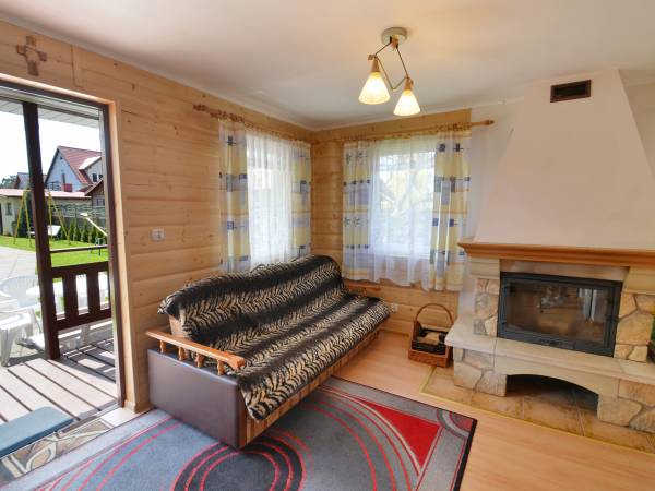 pokoj dzienny z kominkiem