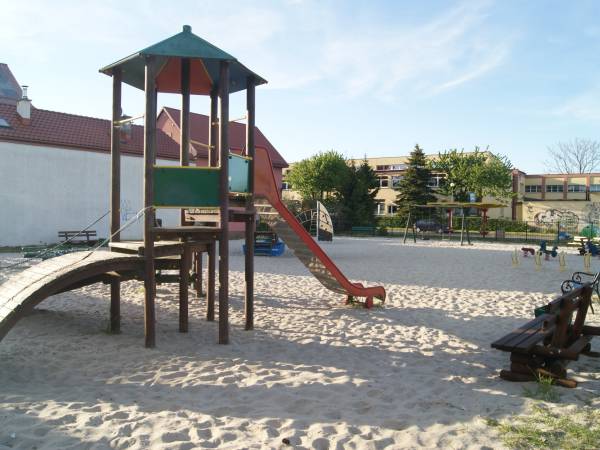 Miejski plac zabaw położony niedaleko domu.