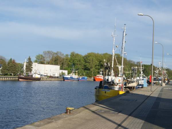 Widok na deptak spacerowy wzdłuż nabrzeża.