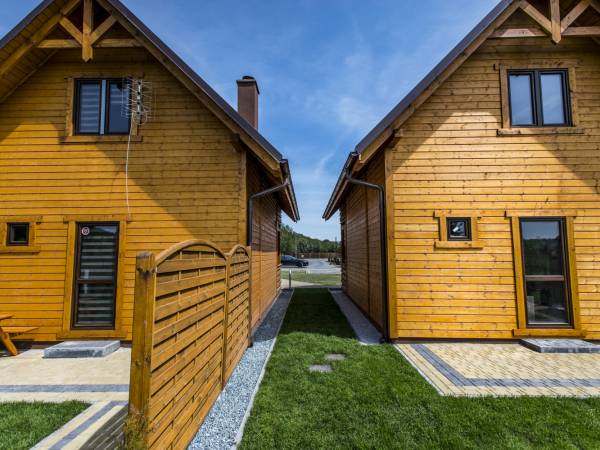 przejście pomiędzy domkami