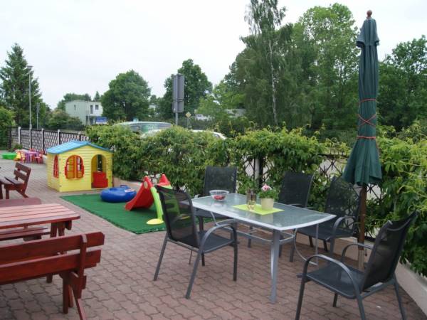 Widok na patio i plac dla dzieci-miejsce przy grilu.