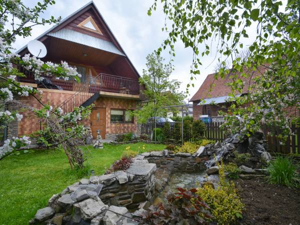 ogródek i oczko wodne z rybami