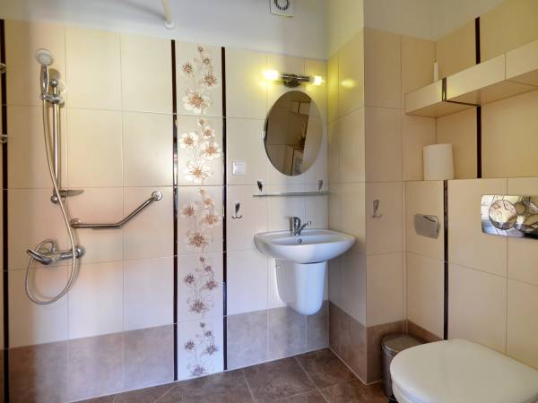 łazienka do pok 3 os. z dost.