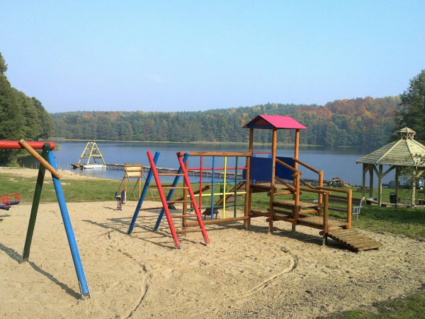 Dom Bratek Plaża głowna plac zabaw