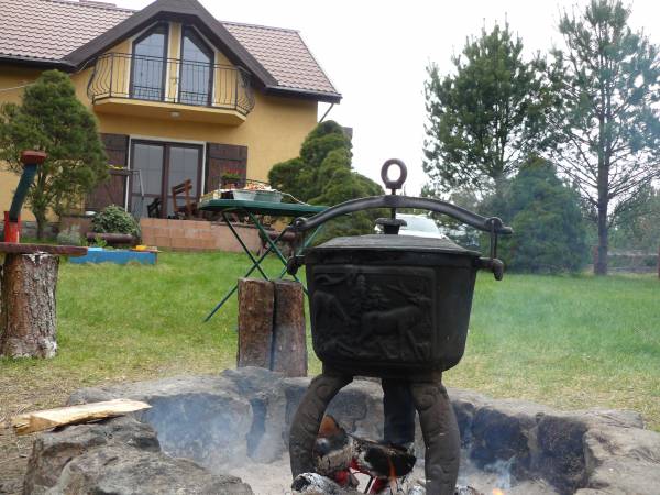 Domek Bratek kociołek na ognisku