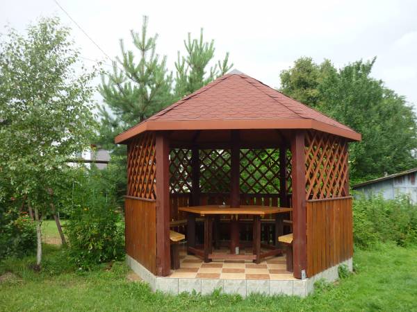 altanka obok obiektu