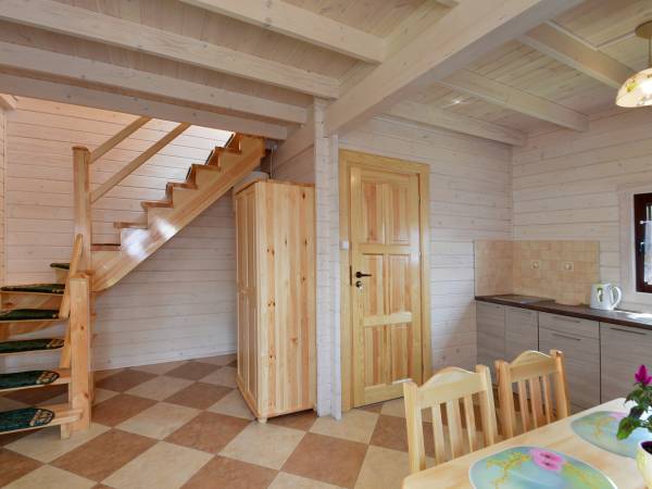 Aneks kuchenny i klatka schodowa w domku zielonym