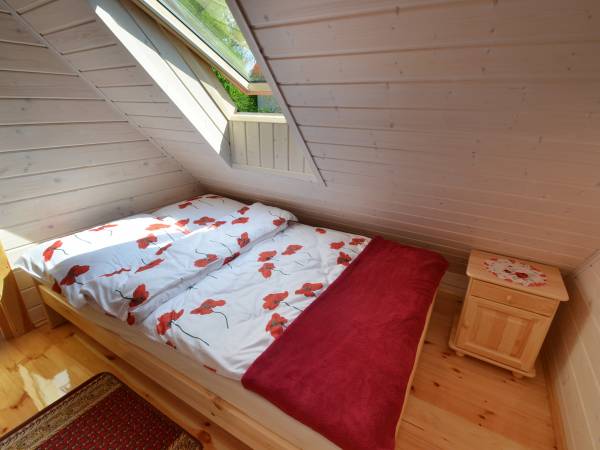 Sypialnia w domku czerwonym