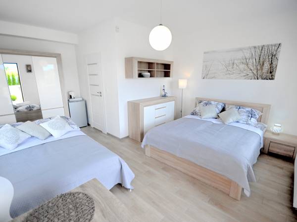 Pokój 3- 4 osobowy łazienką i tarasem z wyjściem do ogrodu