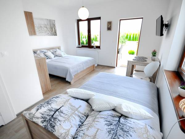 Pokój 3-4 osobowy z łazienką i tarasem z wyjściem do ogrodu