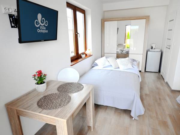 Pokój 3-4 osobowy z łazienką i tarasem z wyjściem do ogrodu