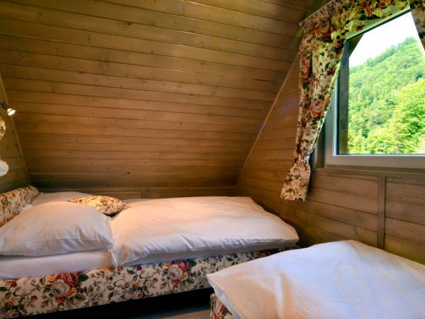 Sypialnia nr 2 z widokiem na las i rzekę