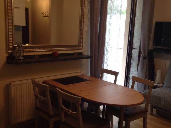 rozkładany stół na 2 deski + 4 krzesła