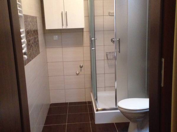 w łazience jest kabina prysznicowa