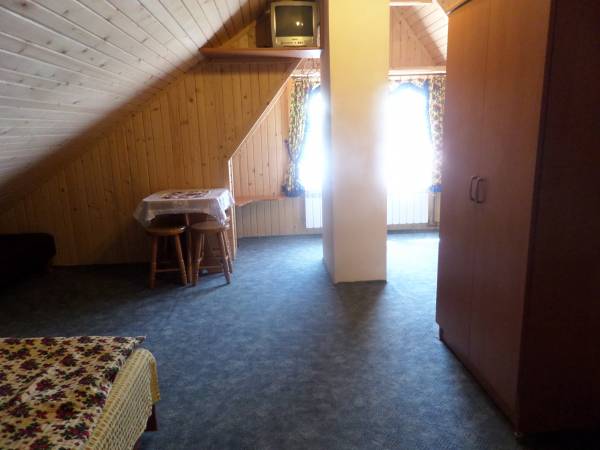 I część pokoju na poddaszu