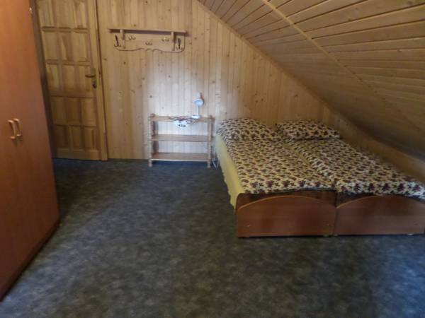 I część pokoju na poddaszu