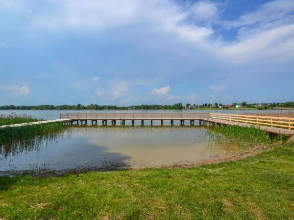 pomost z miejscem do kąpieli