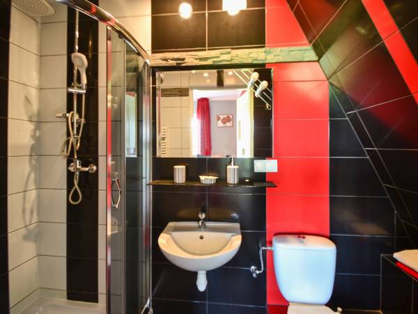 Nowa łazienka ( suszarka, kabina prysznicowa, wc, mydło w płynie, szamponiki