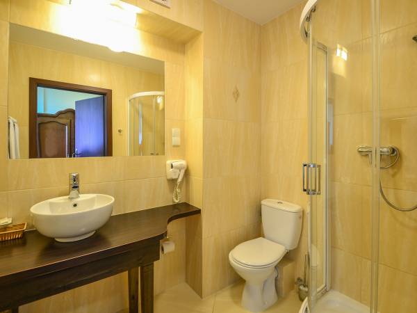 Nowoczesne łazienki z kabiną prysznicową, suszarką