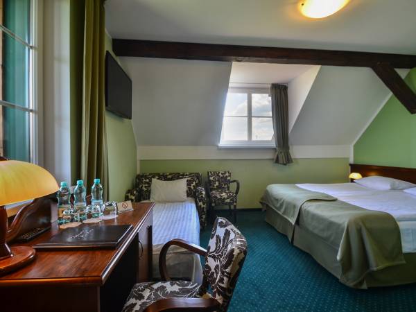 Komfortowy pok. 3-os. z łóżkiem "Queen-size" i sofą ( wi-fi, LCD-SAT-TV, chłodziarka, suszarka)