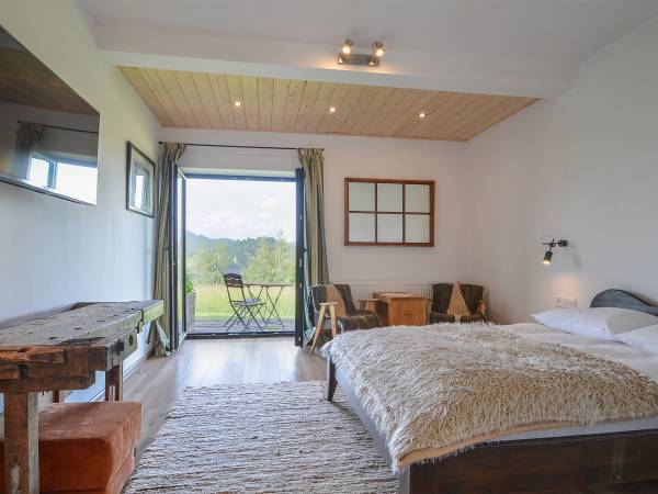 POKÓJ Z WIDOKIEM NA JEZIORO