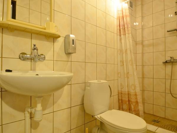 Łazienką do pokoju nr 2