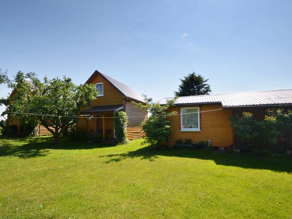 Po prawej domek parterowy nr 2 i nr 3