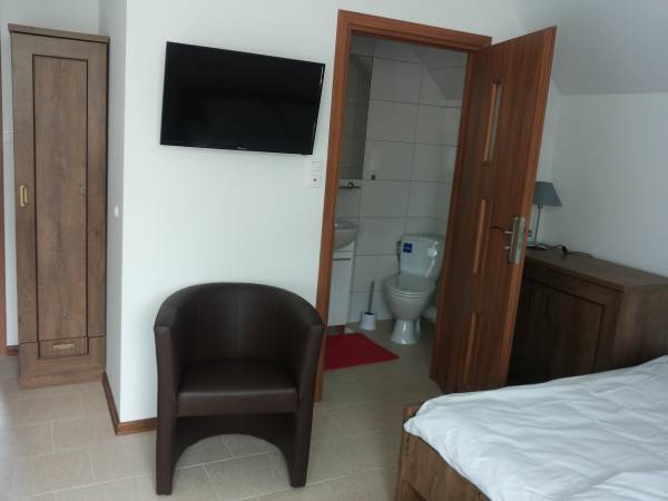 POKÓJ 2-3-OSOBOWY Z ŁAZIENKĄ